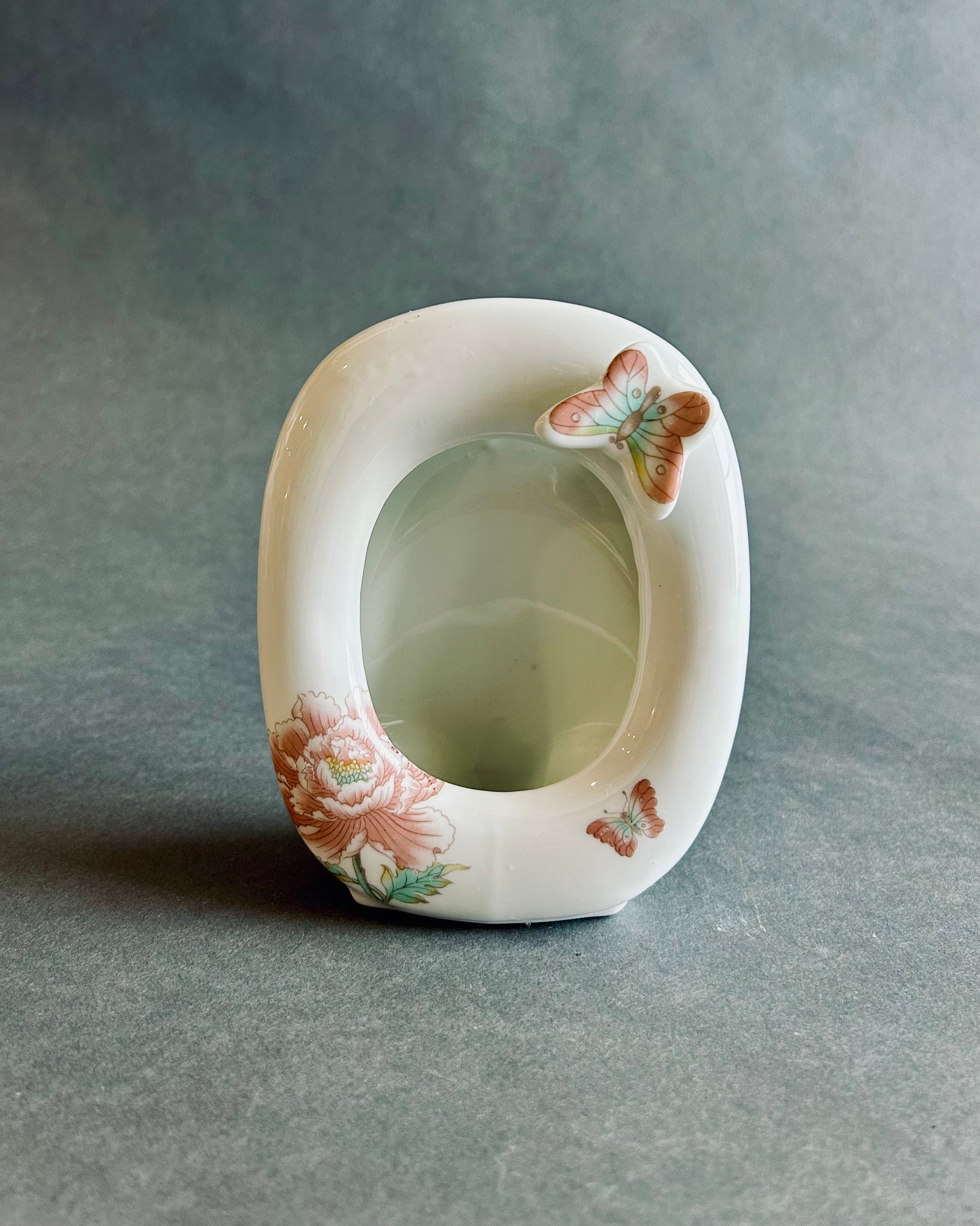 Round porcelain frame