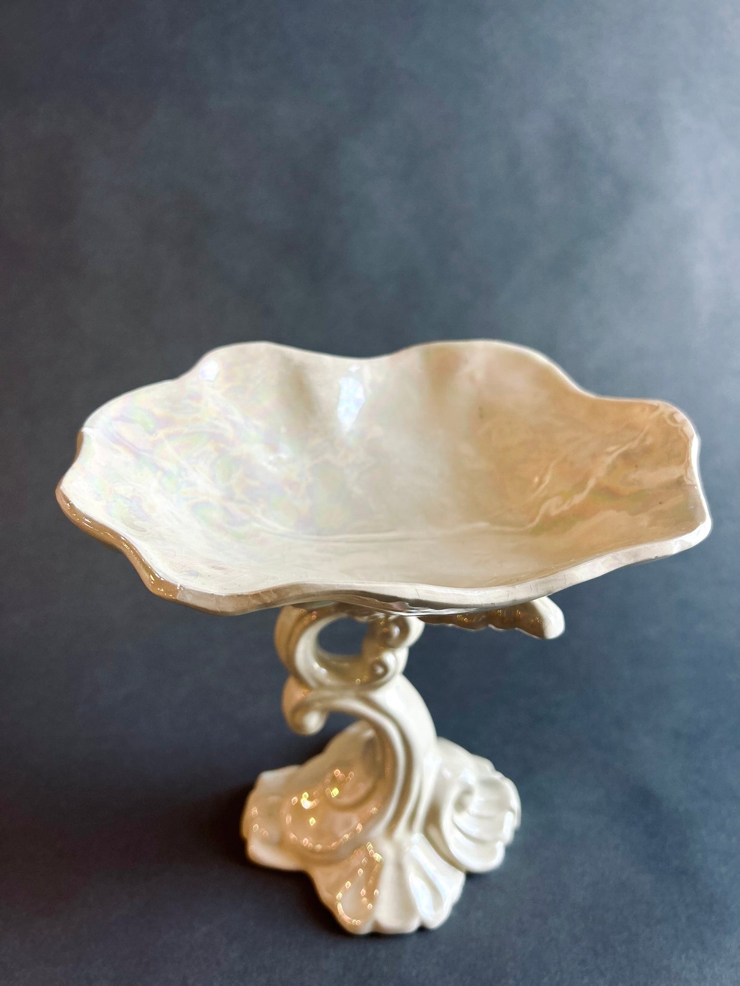 Pearlescent pedestal dish