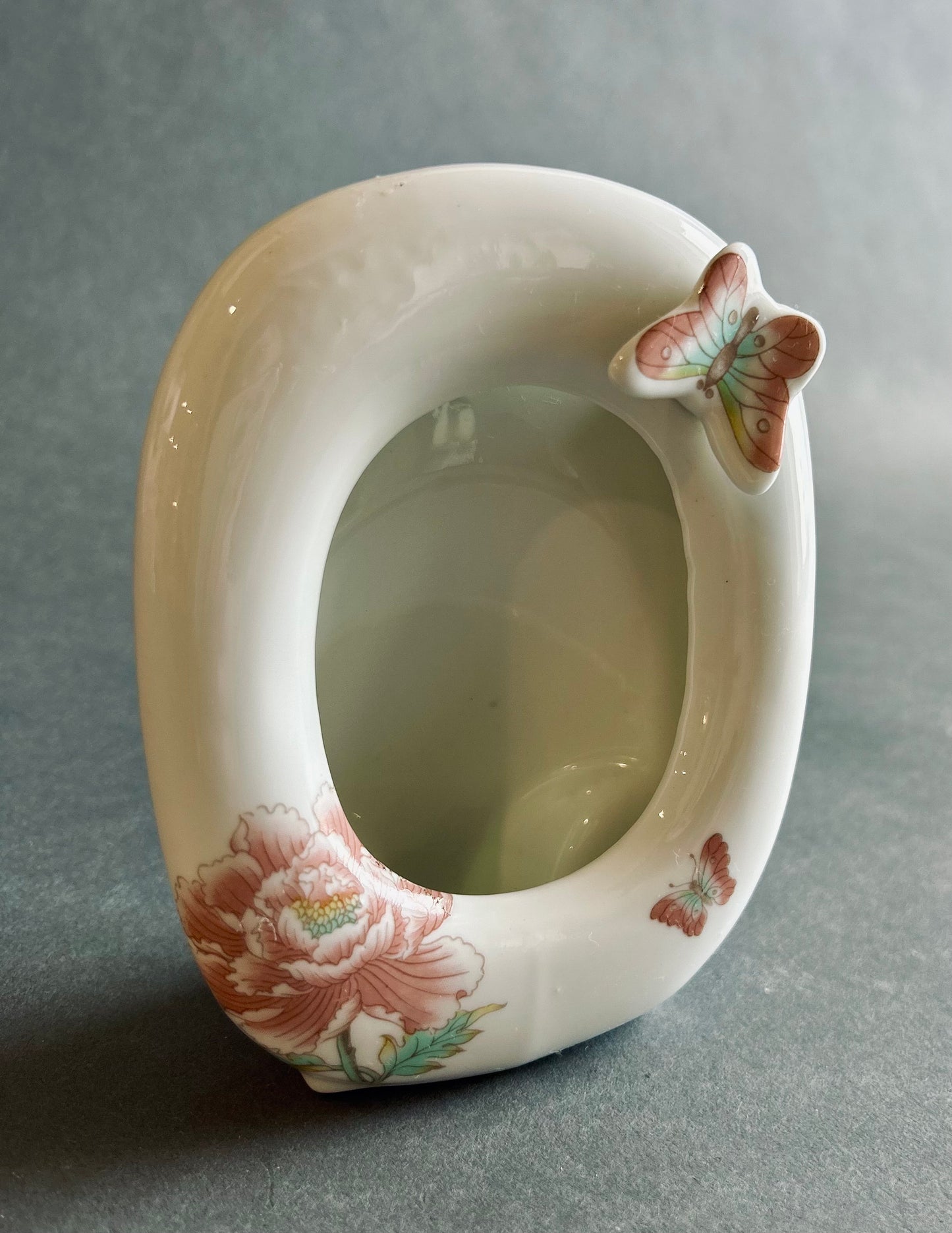 Round porcelain frame