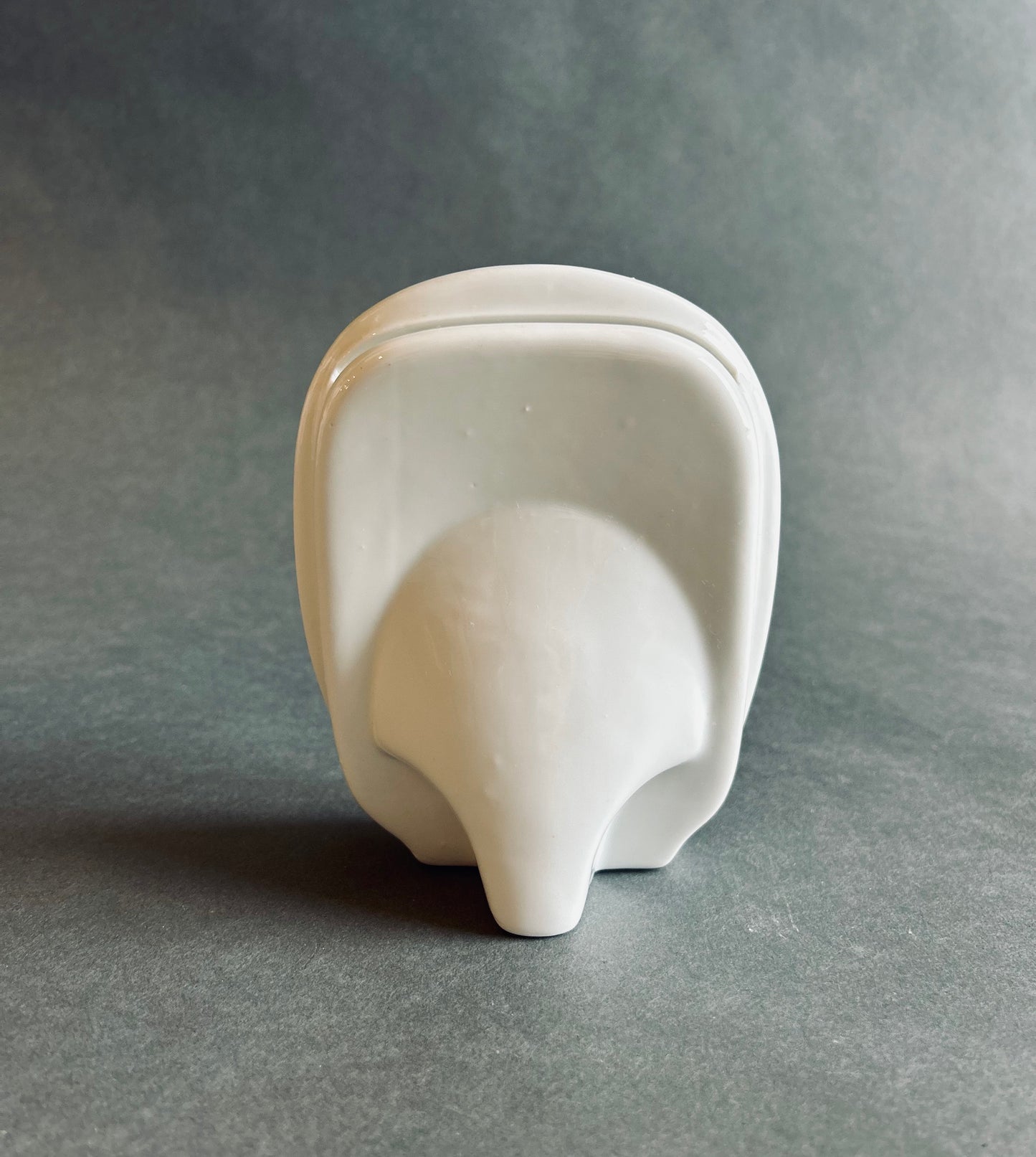 Round porcelain frame