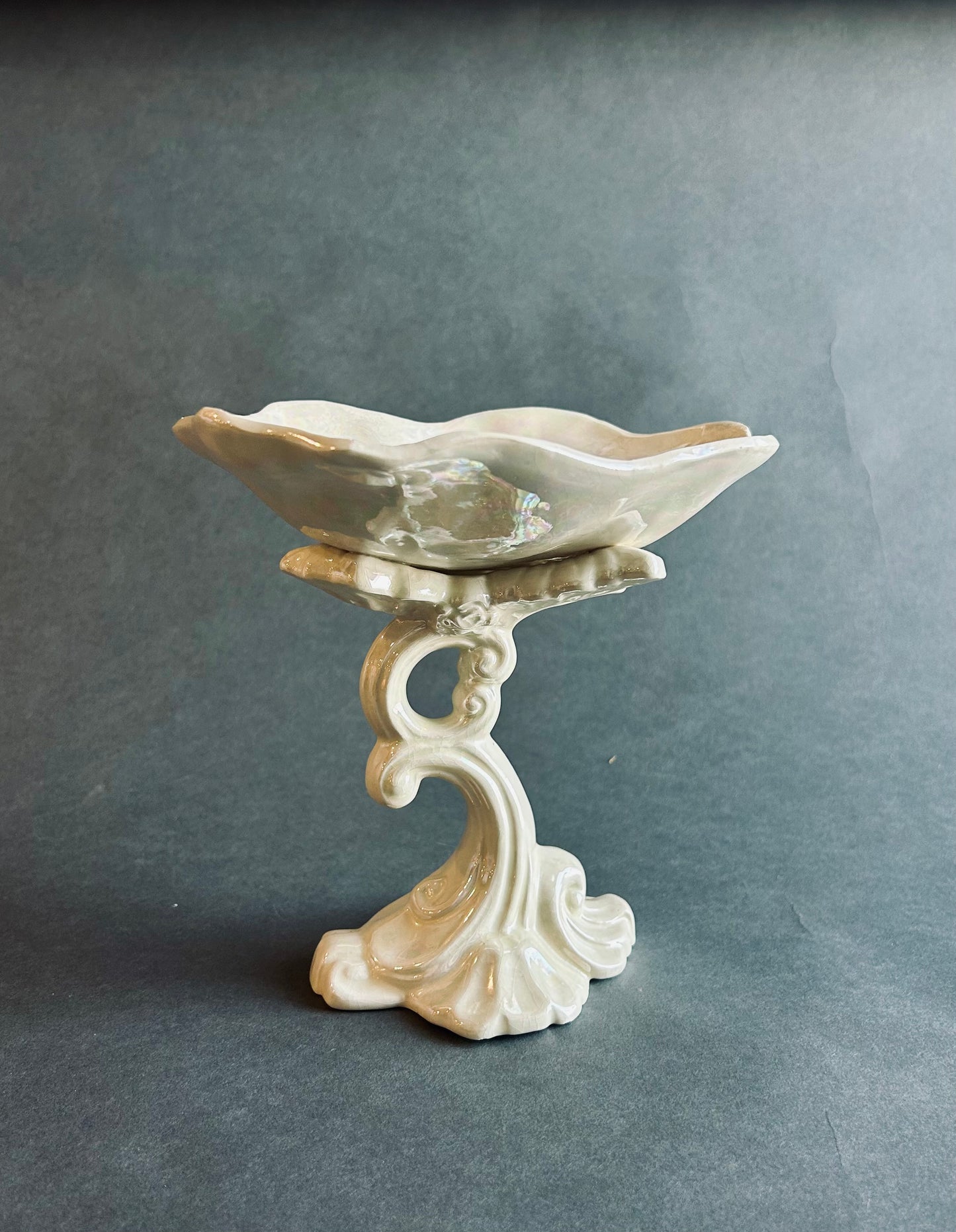 Pearlescent pedestal dish