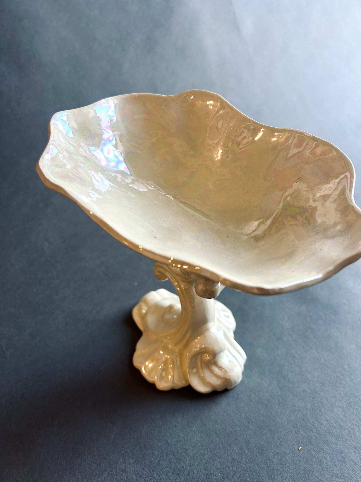 Pearlescent pedestal dish